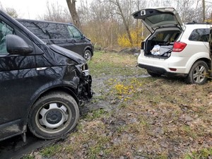 Rozbite samochody biorące udział w pościgu.