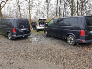 Samochody biorące udział w pościgu.