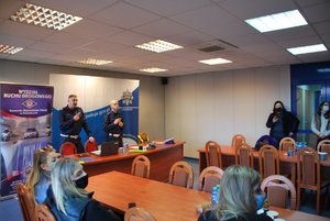 policjanci ruchu drogowego podczas briefingu prasowego