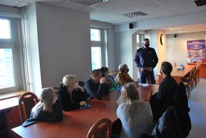 policjant ruchu drogowego udziel wywiadu przed kamerą telewizji