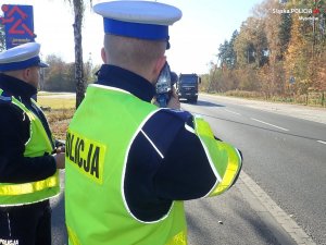 policjanci ruchu drogowego kontrolujący prędkość pojazdów