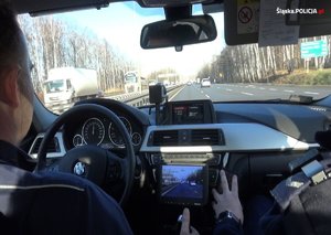 zdjęcia z wewnątrz nieoznakowanego radiowozu bmw