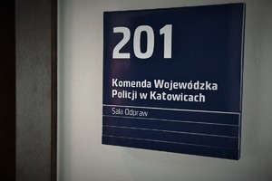 Tabliczka przed drzwiami do sali odpraw, w której odbyła się uroczystość.