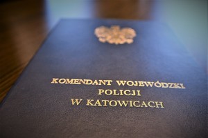 Teczka z napisem Komendant Wojewódzki Policji w Katowicach.