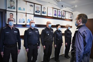 Na pierwszym planie Generał, w tle policjanci biorący udział w uroczystości.