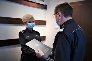 Generał dziękuje odchodzącej na emeryturę policjantce.