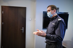 Komendant Wojewódzki Policji w Katowicach podczas przemówienia.
