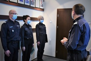 Na pierwszym planie Generał, w tle policjanci biorący udział w uroczystości.
