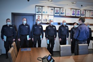 Generał przemawia do policjantów biorących udział w uroczystości.