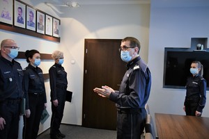 Generał przemawia do policjantów biorących udział w uroczystości.