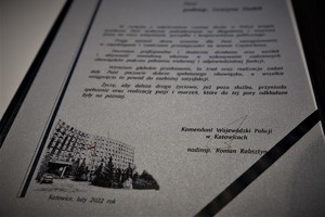 List z podziękowaniami za służbę, który Generał wręczył odchodzącej na emeryturę policjantce. Widoczna treść: Wyrażam głębokie przekonanie, że trud oraz realizacja zadań dały Pani poczucie dobrze spełnionego obowiązku, a wszelkie osiągnięcia to powód do osobistej satysfakcji. Życzę, aby dalsza droga życiowa, już poza służba, przyniosła spełnienie oraz realizację pasji i marzeń, które do tej pory odkładane były na później.