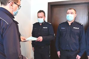 Komendant wręcza rozkazy policjantom