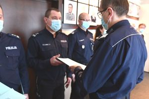 Komendant wręcza rozkazy policjantom