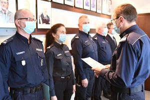 Komendant wręcza rozkazy policjantom
