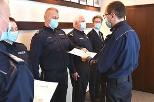 Komendant wręcza rozkazy policjantom