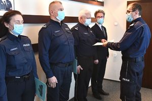 Komendant wręcza rozkazy policjantom