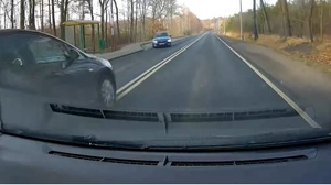 zdjęcie z wideorejestratora samochodowego. Z lewej strony zdjęcia widać jadące na wprost siebie dwa pojazdy osobowe.