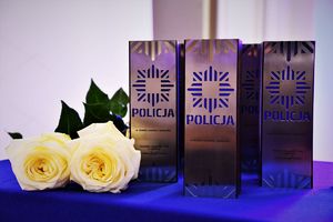Na zdjęciu widoczne statuetki z napisem policja i logiem.