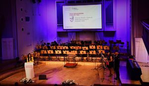 Scena Filharmonii Śląskiej. Na scenie znajduje się rektor Wyższej Szkoły Bezpieczeństwa w Katowicach oraz konferansjerzy.
