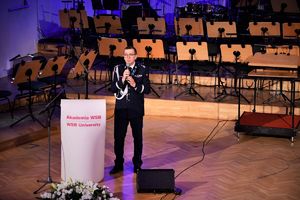 Na zdjęciu widoczny Komendant Wojewódzki Policji w Katowicach nadinsp. Roman Rabsztyn, przemawiający na scenie Filharmonii Śląskiej.