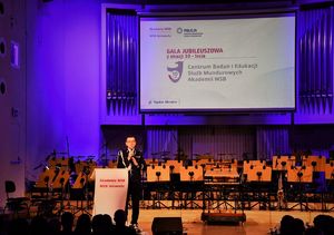 Na zdjęciu widoczny Komendant Wojewódzki Policji w Katowicach nadinsp. Roman Rabsztyn, przemawiający na scenie Filharmonii Śląskiej.