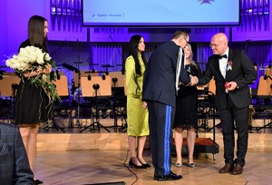 Wręczenie medali na scenie filharmonii