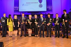 Wręczenie medali na scenie filharmonii