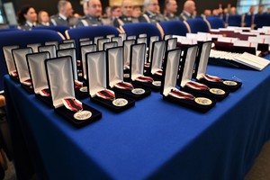zdjęcie przedstawia odznaczenia dla policjantów leżące na stole