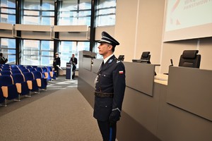 zdjęcie przedstawia policjanta- dowódcę uroczystości