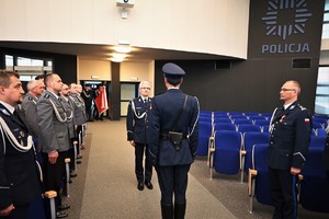 zdjęcie przedstawia dowódcę uroczystości, składającego meldunek komendantowi