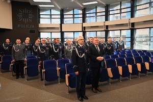 zdjęcie przedstawia policjantów w trakcie uroczystości