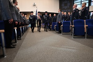 zdjęcie przedstawia policjantów w trakcie wprowadzanie pocztu sztandarowego