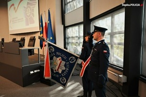 zdjęcie przedstawia policjantów tworzących poczet sztandarowy