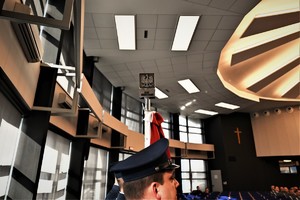 zdjęcie przedstawia zbliżenie na górną część sztandaru Komendy Wojewódzkiej Policji w Katowicach