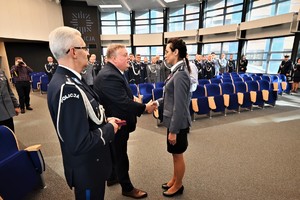 Zdjęcie przedstawia policjanta w trakcie odznaczenia go medalem przez Komendanta