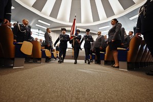 zdjęcie przedstawia policjantów w trakcie wyprowadzanie pocztu sztandarowego