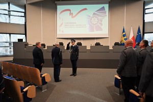 Zdjęcie przedstawia dowódcę uroczystości w trakcie składania meldunku komendantowi