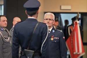 zdjęcie przedstawia dowódcę uroczystości, składającego meldunek komendantowi