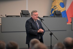 zdjęcie przedstawia wicewojewodę w trakcie przemówienia