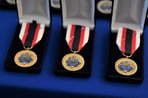 zdjęcie przedstawia odznaczenia dla policjantów leżące na stole