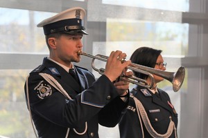 zdjęcie przedstawia policjanta grającego na trąbce