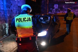 Zdjęcie przedstawia policjantów kontrolujących pojazd