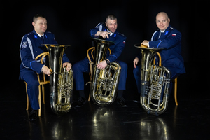 na zdjęciu widoczni są policjanci - muzycy w mundurach trzymający instrumenty muzyczne