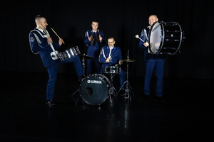 na zdjęciu widoczni są policjanci muzycy, którzy grają na instrumentach muzycznych