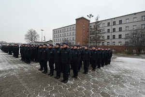 Na zdjęciu widzimy stojących na baczność nowoprzyjętych policjantów.