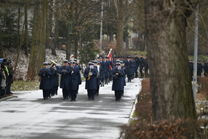 Na zdjęciu widzimy przemarsz Kompani Honorowej Policji wraz z nowo przyjętymi policjantami.