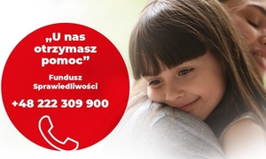 zdjęcie przedstawia plakat akcji. Kobieta trzyma na ręku dziecko. Z lewej strony widoczny biały napis w czerwonym kole: Tydzień Pomocy Osobom Pokrzywdzonym Przestępstwem 22-28.02.2021. Z prawej strony logo Funduszu Sprawiedliwości: biała głowa orła w koronie na czerwonym tle i czarny napis: Fundusz Sprawiedliwości.