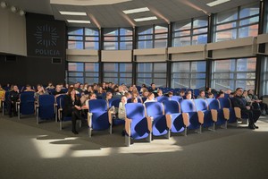Zdjęcie. Widoczni uczestnicy briefingu prasowego na auli