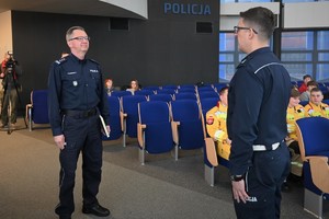 Zdjęcie. Widoczny Zastępca Komendanta Wojewódzkiego Policji podczas rozpoczęcia briefingu na auli