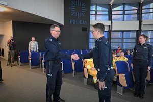 Zdjęcie. Widoczny Zastępca Komendanta Wojewódzkiego Policji podczas rozpoczęcia briefingu na auli